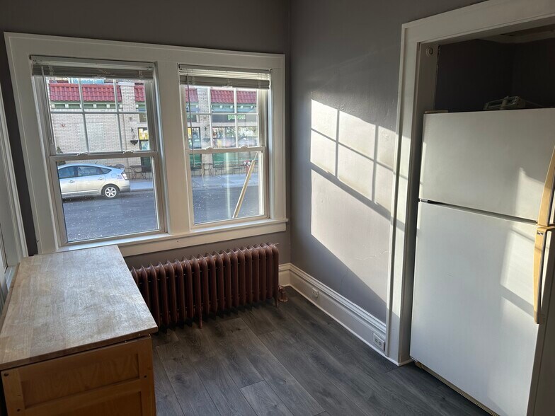 Building Photo - 1523 W Lake St