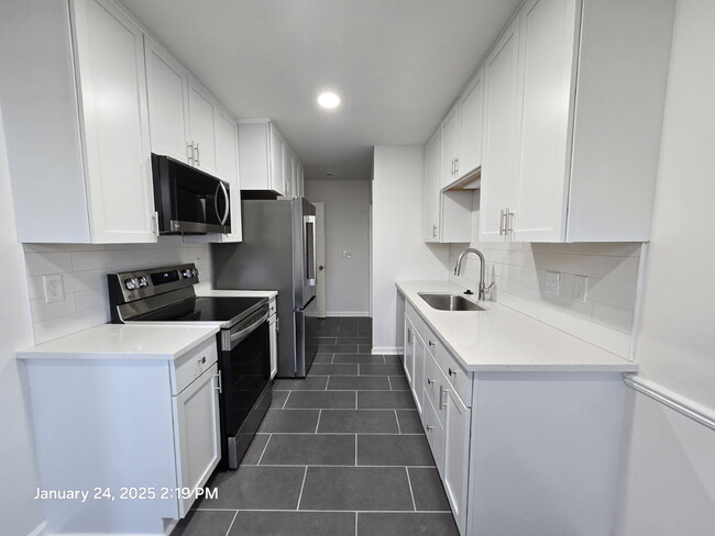 Building Photo - Beautifully Renovated Three Bedroom in Bel...