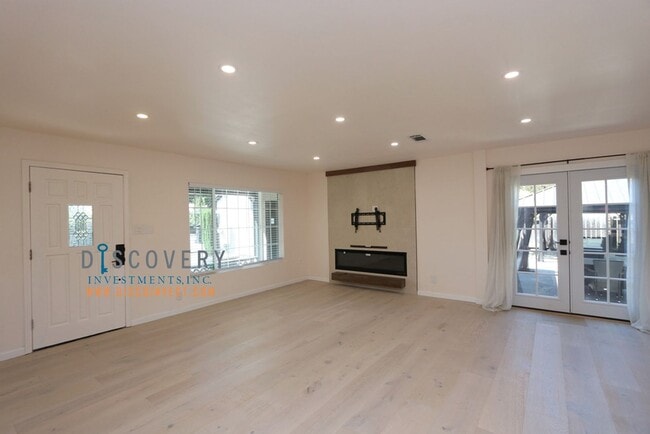 Building Photo - Your Ideal Mid-Century Modern Retreat Comi...