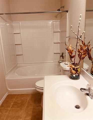 Building Photo - 9100 Warren Dr