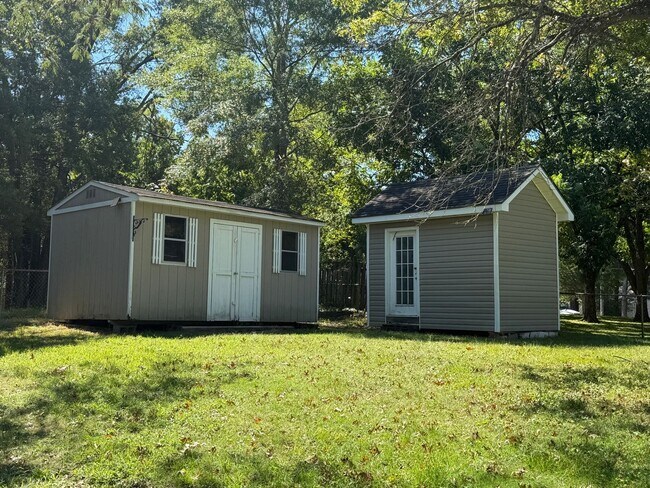 Building Photo - Three bedroom, 1 bath house in Burlington