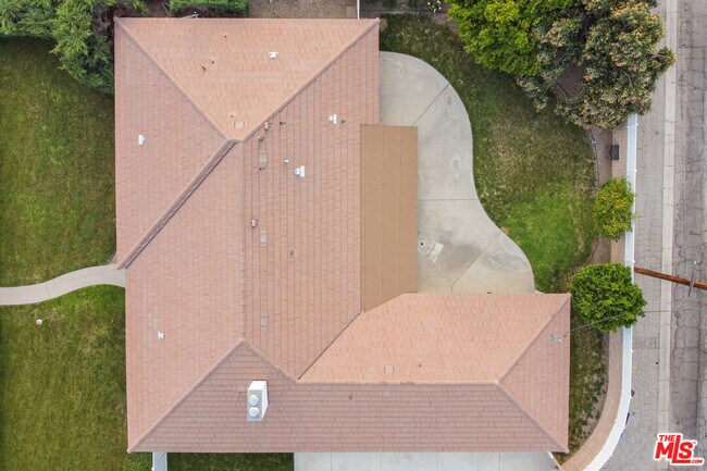 Building Photo - 17633 Nordhoff St