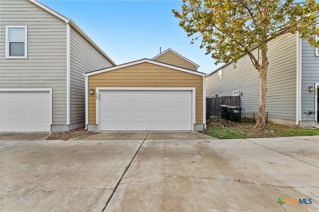 Building Photo - 320 Trestle Tree