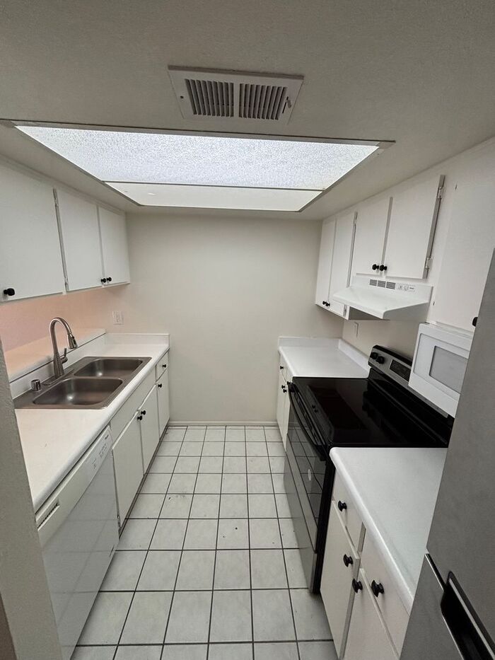 Building Photo - 1201 S McClintock Dr