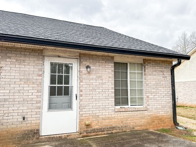 Building Photo - Great Gainesville location - 2/2 with Garage!