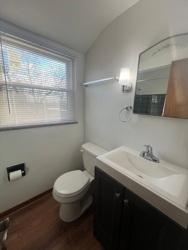 Building Photo - 2 Bedroom Townhome in Grandview!!