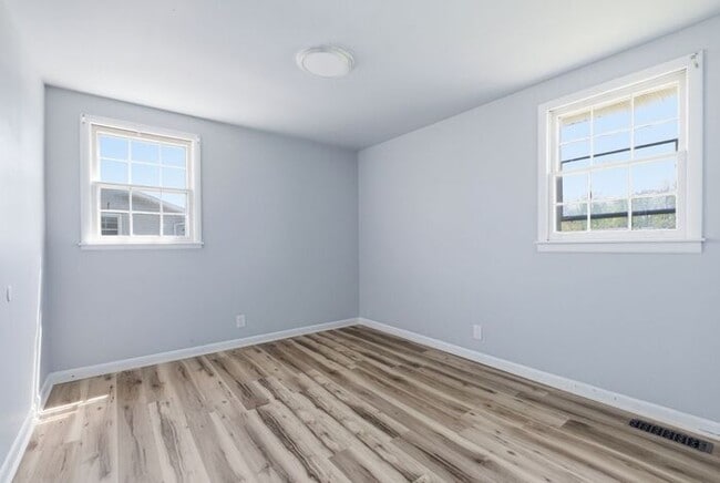 Building Photo - Prime Bellevue Location! 3-Bed Townhouse with 1.5 Baths