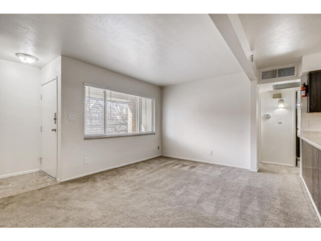 Building Photo - MOVE IN READY!! Charming 2 bedroom 1 bath ...