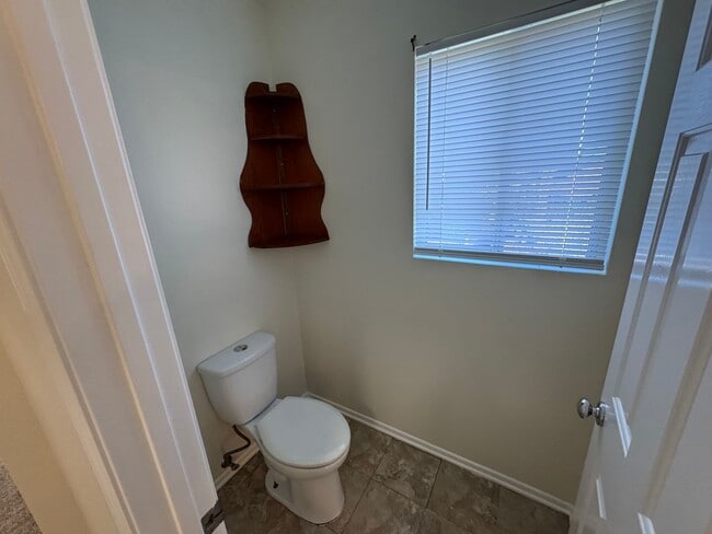 Building Photo - 4 bed 3 full bath house with 3 car garage in Corona for lease