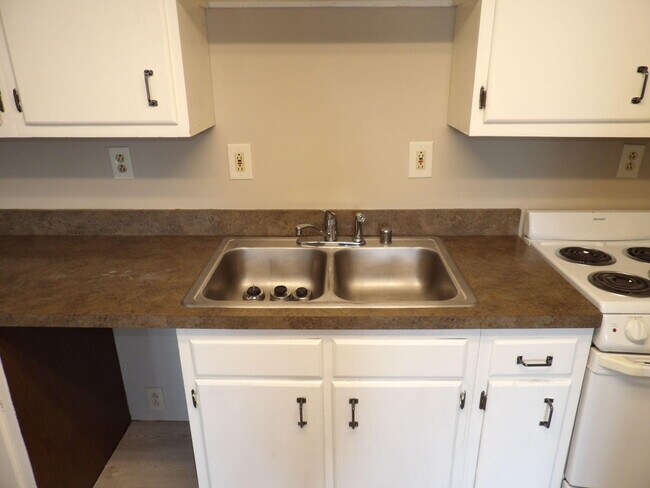 Building Photo - 65 Ashwood Ct