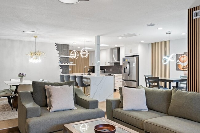 Building Photo - 8178 Via de Ln