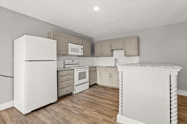 Building Photo - 927-929 S Rosemont Ave