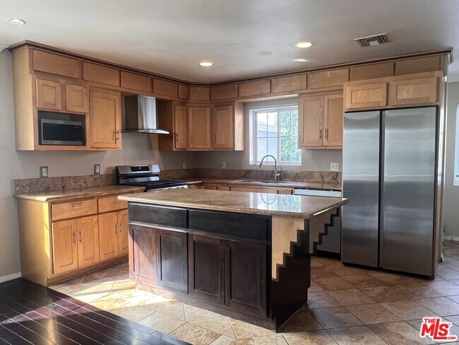 Building Photo - 2317 S Harcourt Ave