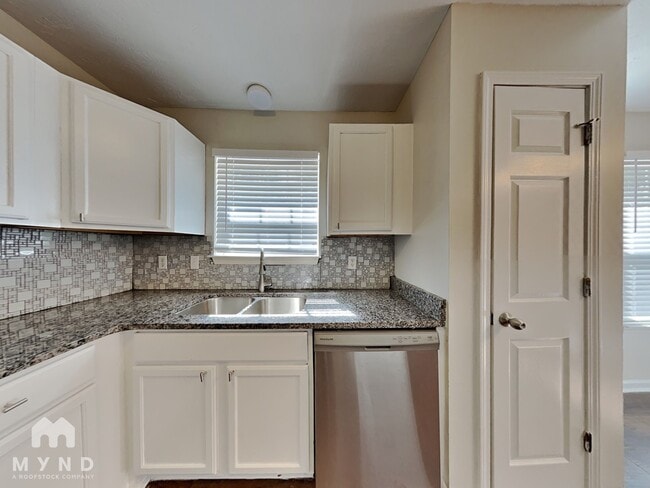 Building Photo - 207 Lake Forest Dr