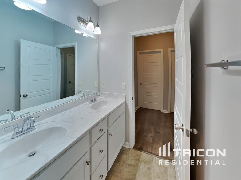 Building Photo - 917 Stokewood Pl