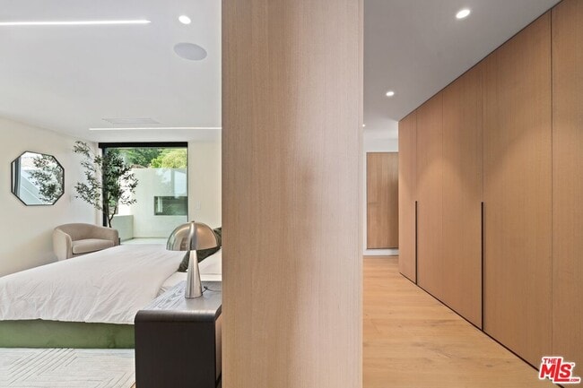 Building Photo - 2501 Banyan Dr