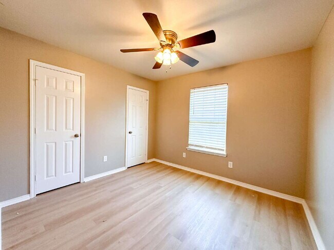 Building Photo - 3-Bedroom Home in Milwaukee Ridge!