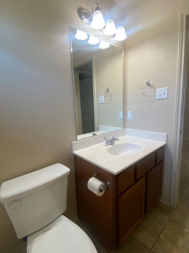Building Photo - 3 Bedroom Conveniently Located