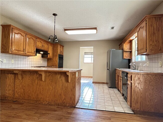Building Photo - 2905 Falcon Rd