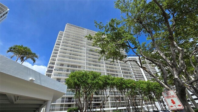 Building Photo - 3731 N Country Club Dr
