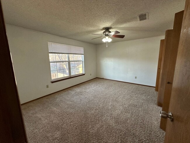 Building Photo - Spacious 3 bedroom, 2 bath home!  Don't mi...