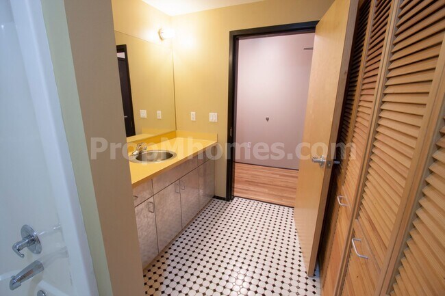 Building Photo - Vibrant One Bedroom Loft w/ City Views In ...