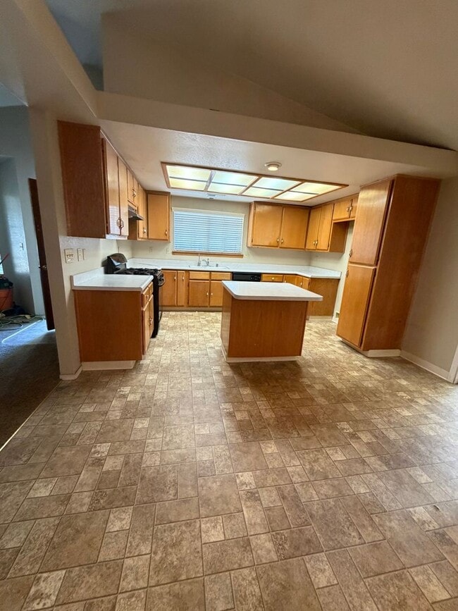 Building Photo - Spacious single family home in McFarland- Schedule your tour now!