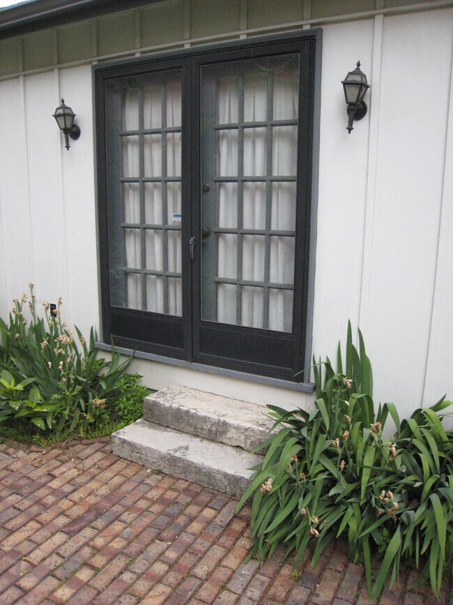 Building Photo - 117 E Sycamore St