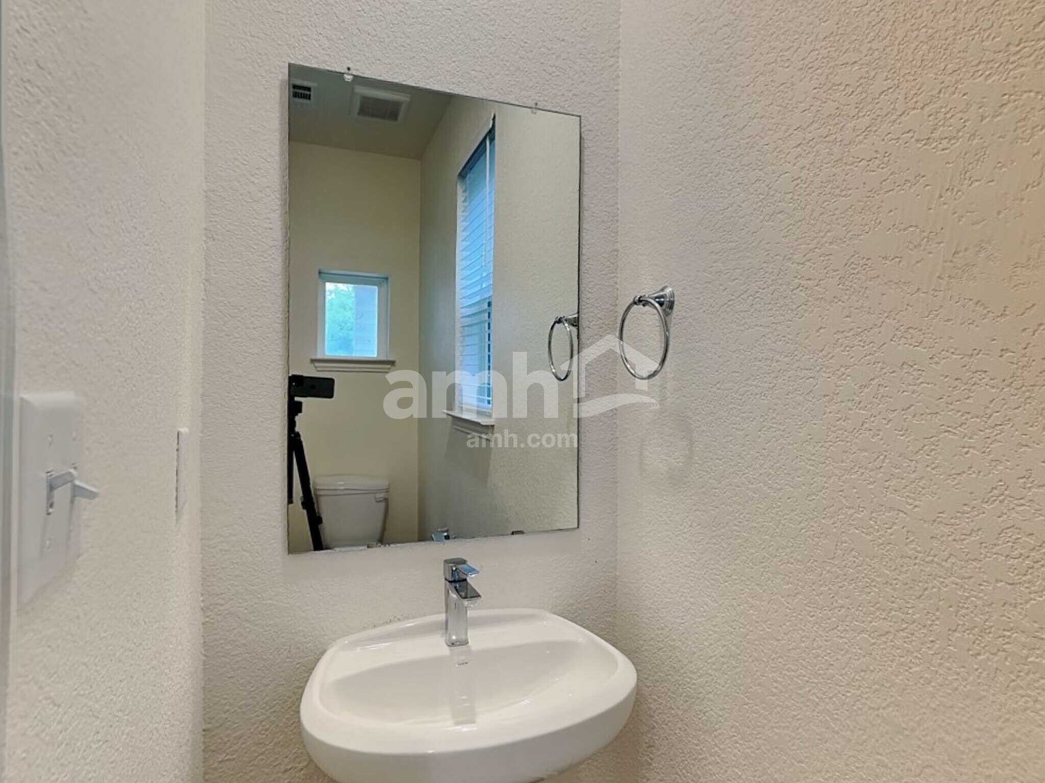 Building Photo - 2717 Lillybrook Ln