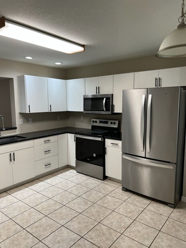 Building Photo - Three Bedroom Two 1/2 Bath condo in SW Hai...