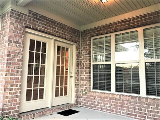 Building Photo - NW Brick Townhome, Granite Counter-Tops, W...