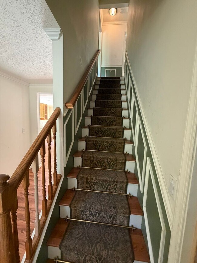 Building Photo - 4BR Colonial with Garage and Large Lot