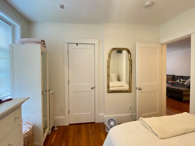 Building Photo - Nicely renovated 2 bed in Brookline.