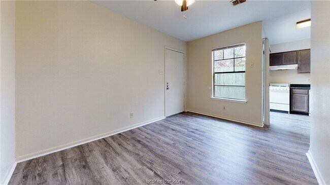 Building Photo - 725 Peppertree Dr