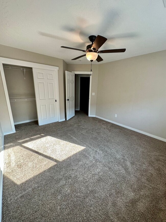 Building Photo - 3 Bedroom Townhome