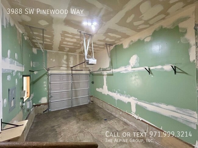 Building Photo - 3988 SW Pinewood Way