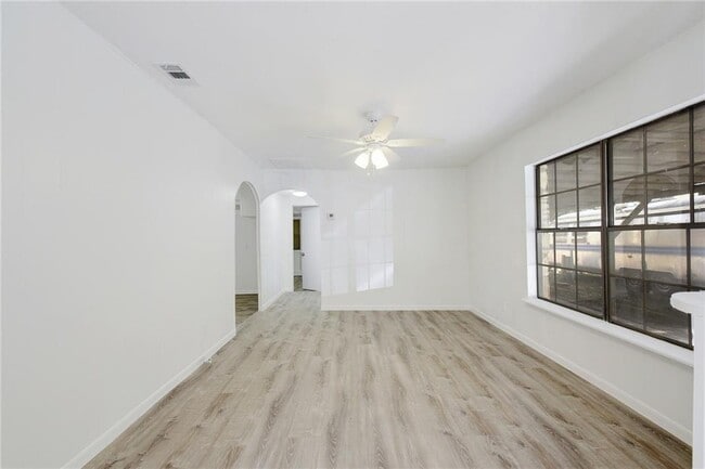 Building Photo - 2405 E 10th St