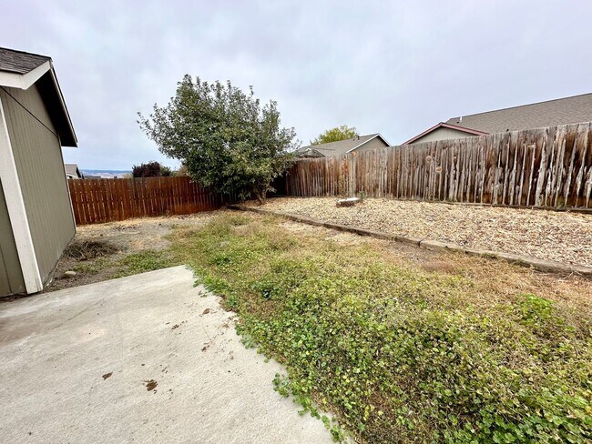 Building Photo - Charming 3 Bedroom Home