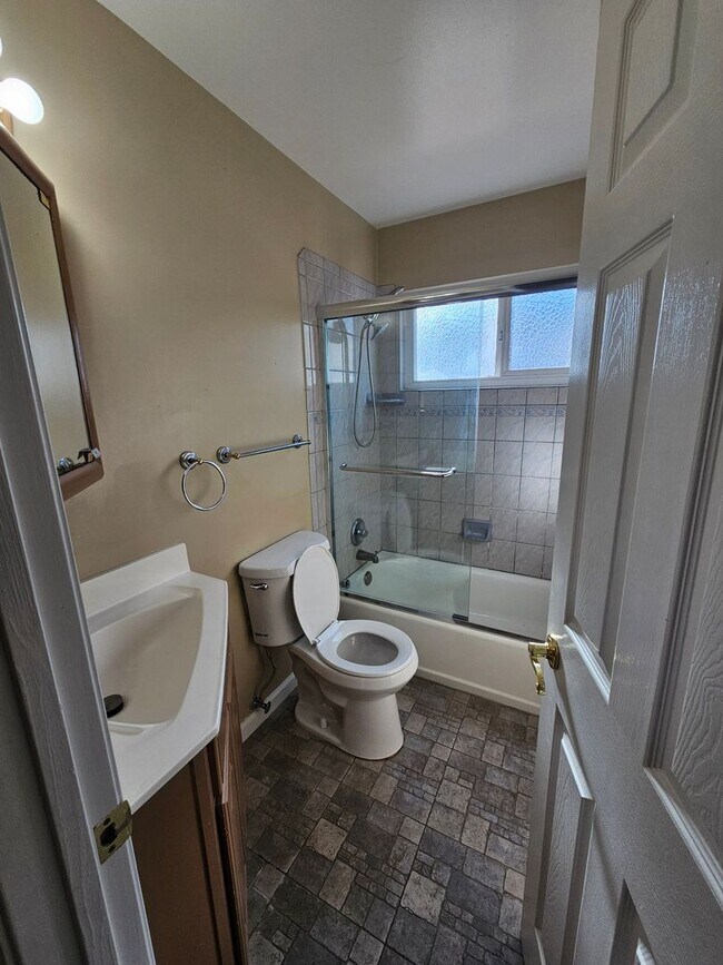 Building Photo - DELIGHTFUL 3 Bed/2 Bath Home in Fremont - ...