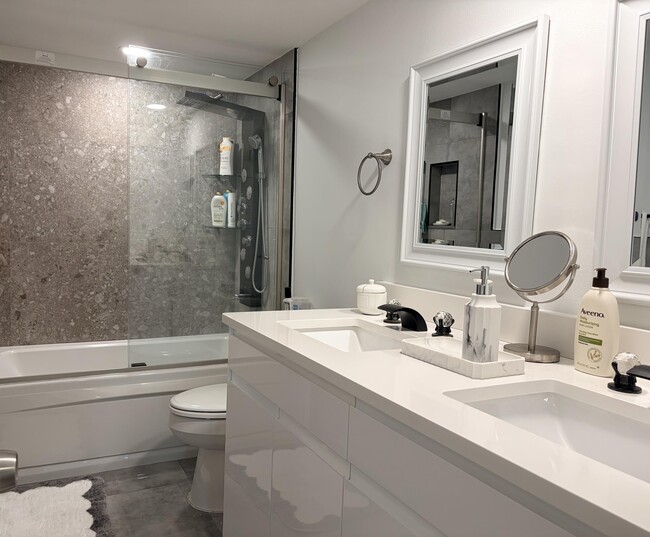 Building Photo - 1505 N Riverside Dr