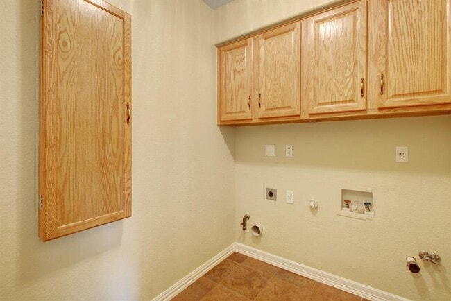 Building Photo - 904 Black Canyon St