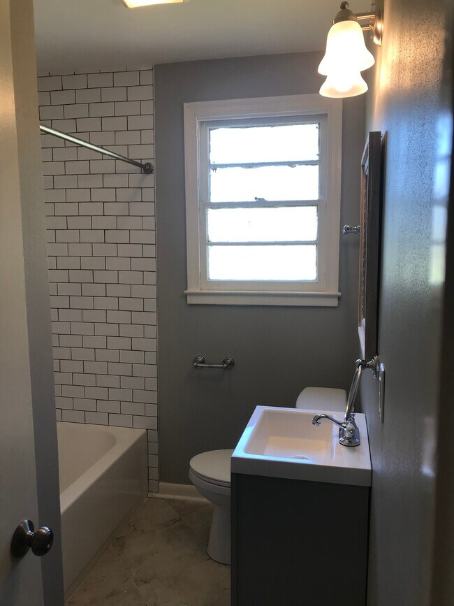 Building Photo - 1925 Roosevelt Blvd