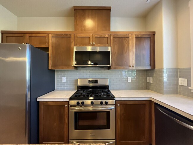 Building Photo - Modern Bull Mountain Townhome with Two Private Suites, Clubhouse, Pool, Fitness Center & Modern F...