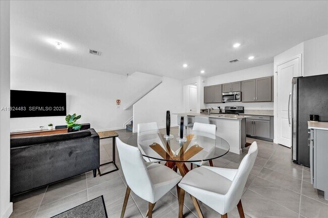 Building Photo - 1004 Willow Pl