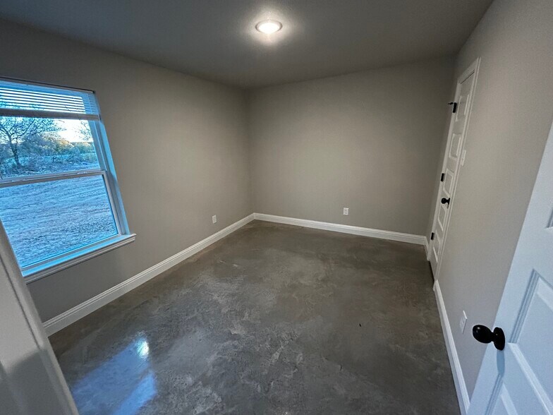 Building Photo - 10036 W Hwy 199