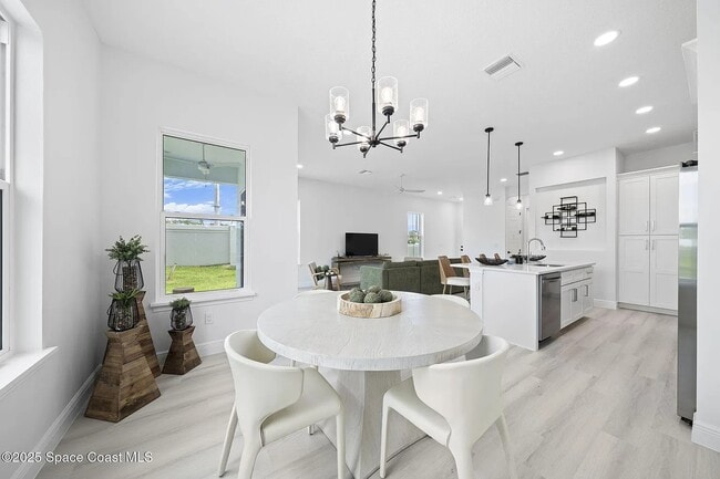 Building Photo - 1330 Windchime Ln