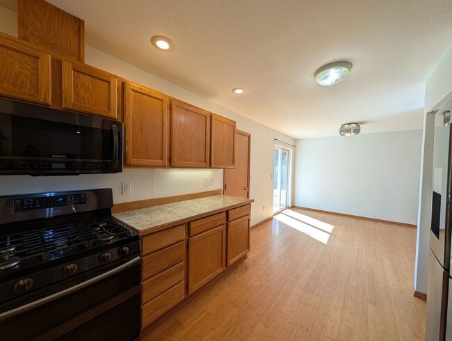 Building Photo - Well Maintained PO 3 Bedroom, HUGE FENCED ...
