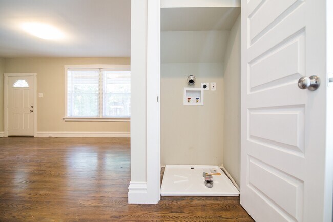 Building Photo - 3116 Lackland Ave