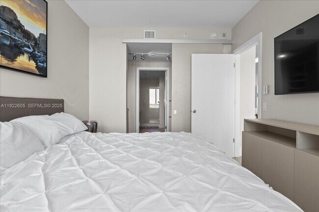 Building Photo - 501 NE 31st St