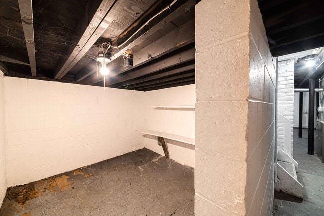 Building Photo - $1295- 4 Bed / 1.0 Bath Newly Renovated Ho...